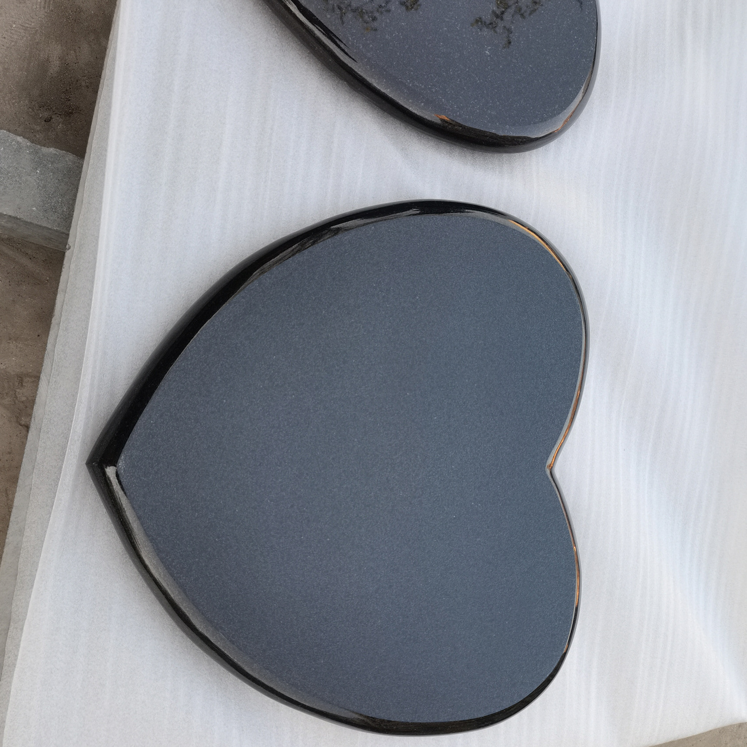 High Quality cheap black granite heart shaped small memorial stone