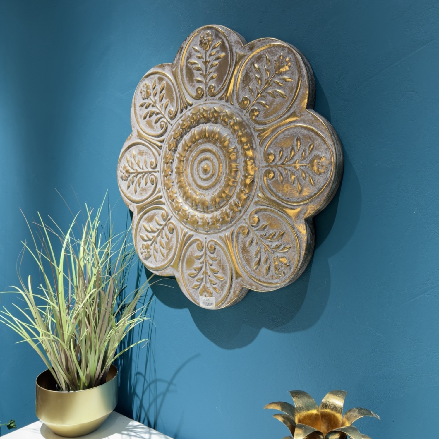 Wholesale Irregular Iron Gold Metal Flower Decoration Wall Hanging Modern Home Living Room Wall Art Decoration