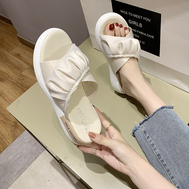 New Cool Slippers For Women To Wear Out In Fashion With Thick Soled Flip Flops For Women Wholesale