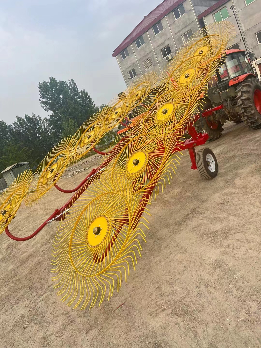 Tractor-mounted hydraulic rotary hay rake with 8 wheels grass rake