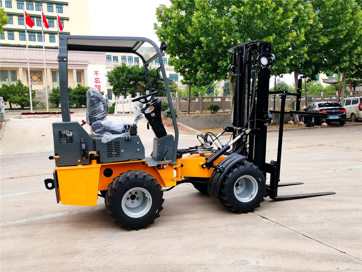 1000kgs small mini forklift 4x4 beekeeping forklift truck