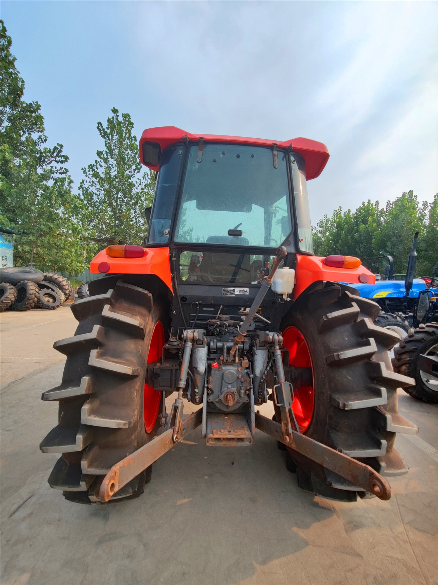 used Kubota tractors M1004 Japanese farm compact orchard two wheel tractor agricola agricultural equipment for sale cheap price