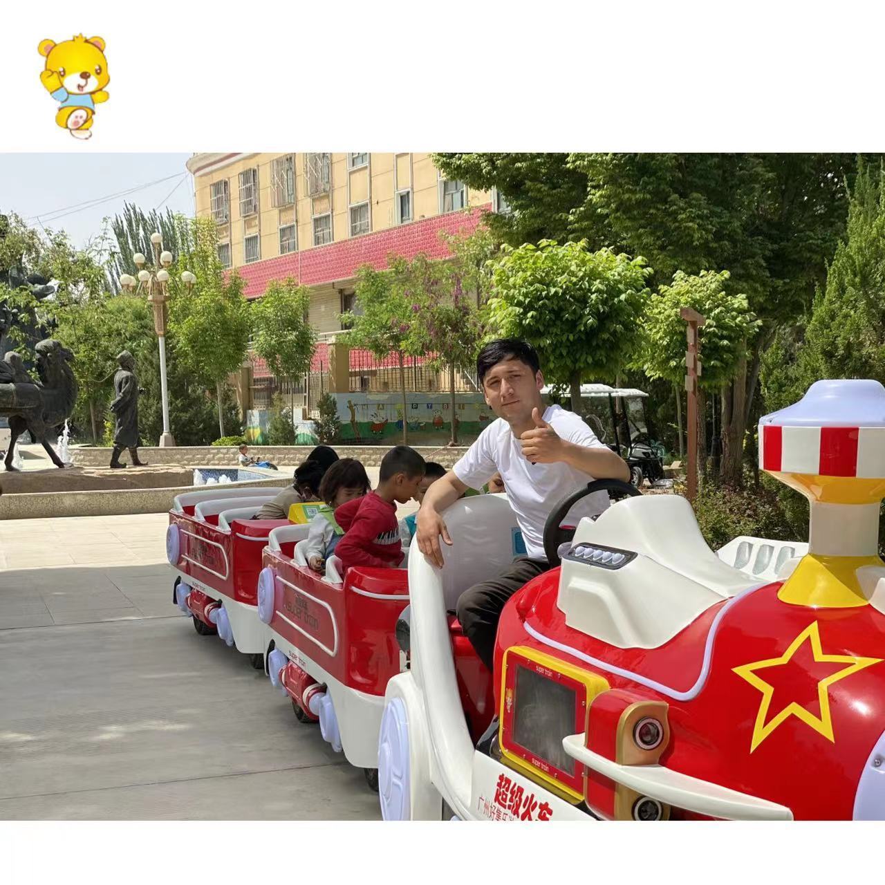 Customized Christmas Style Amusement Park  Shopping Mall Kiddie Rides Trackless Train For Sale Indoor And Outdoor