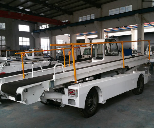 Self-Propelled Diesel Conveyor Belt Loader Aircraft Baggage Cargo  Conveyor Belt Loader Tractor For Airport