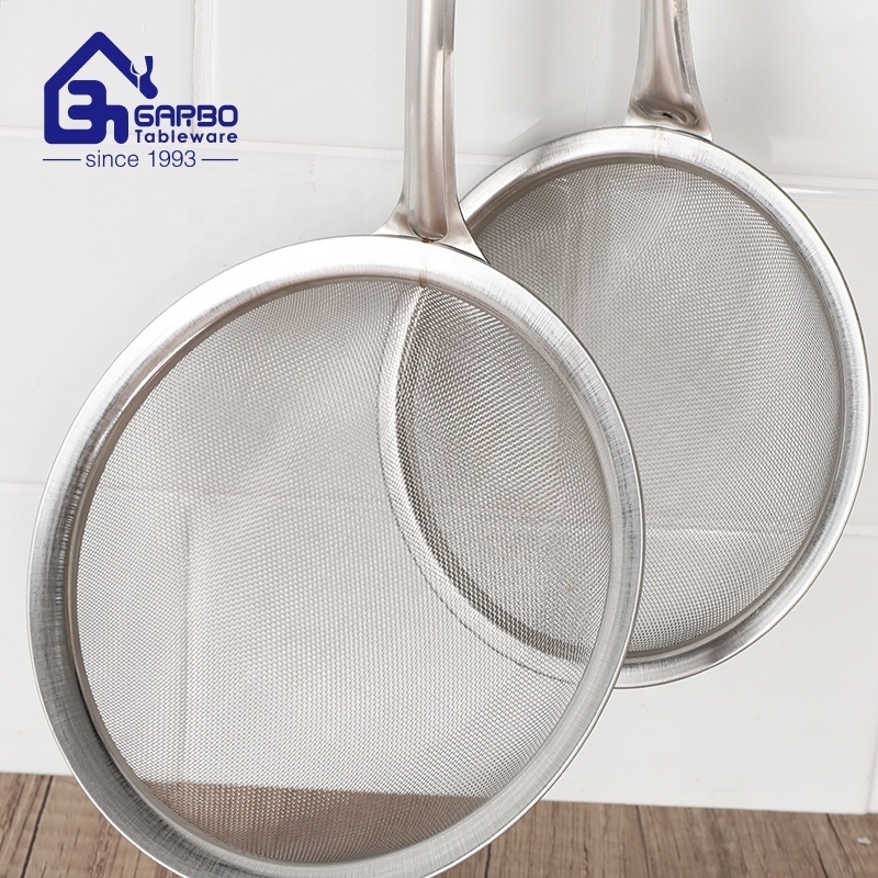 China factory stainless steel 201 silver mesh strainer colander sieve sifter milk skimmer with long handle for Kitchen