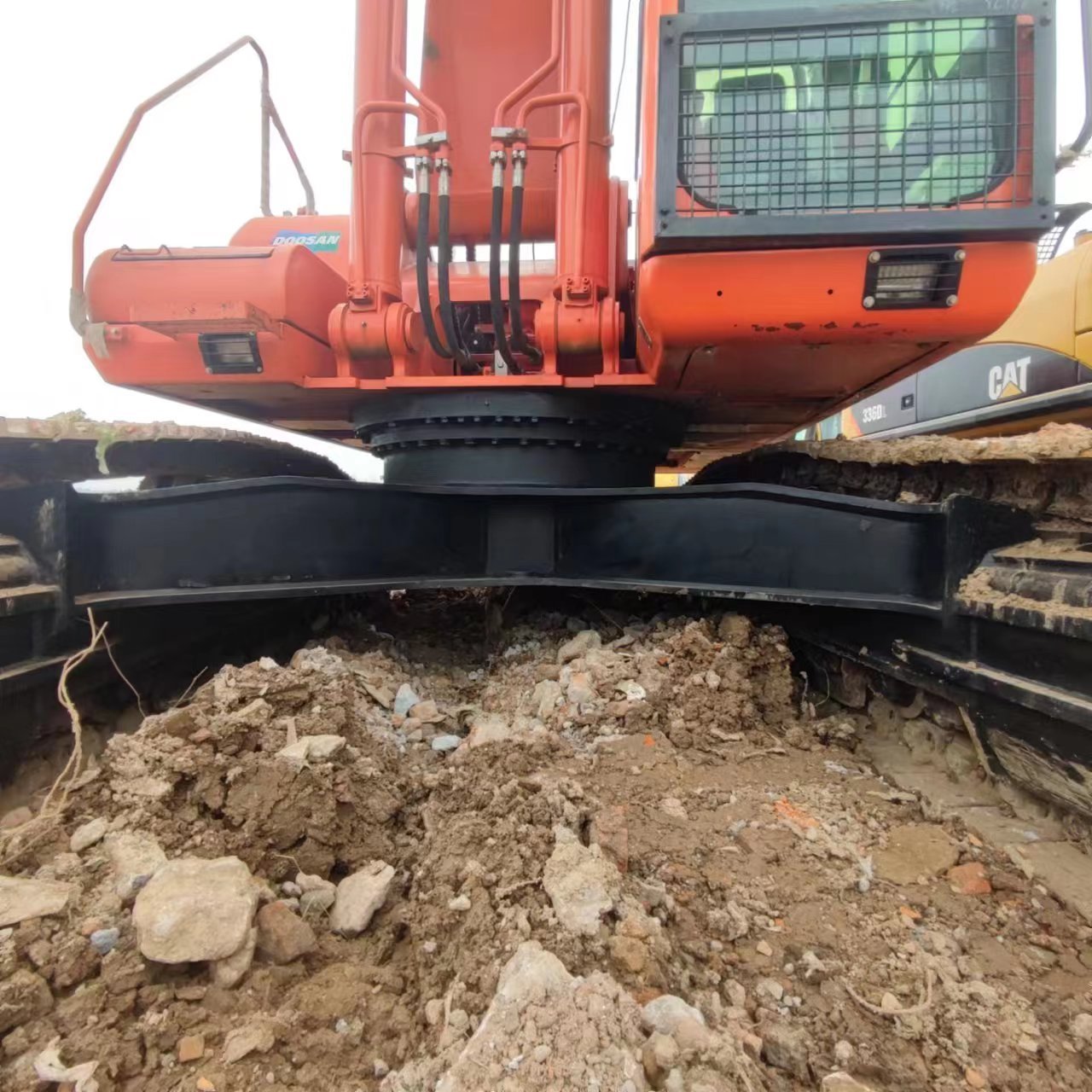 Machinery used crawler constrcutional engineering hydraulic pump digger excavators Doosan420/42 tons good quality price for sale