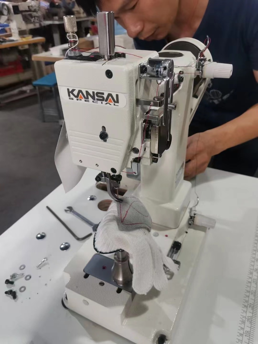 Kansai Micro post bed glove sewing chainstitch machine