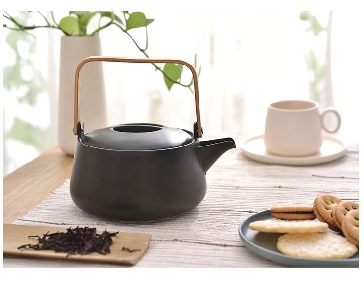 Japanese/korean style portable ceramic teapot with wooden handle for tea brewing