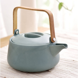 Japanese/korean style portable ceramic teapot with wooden handle for tea brewing