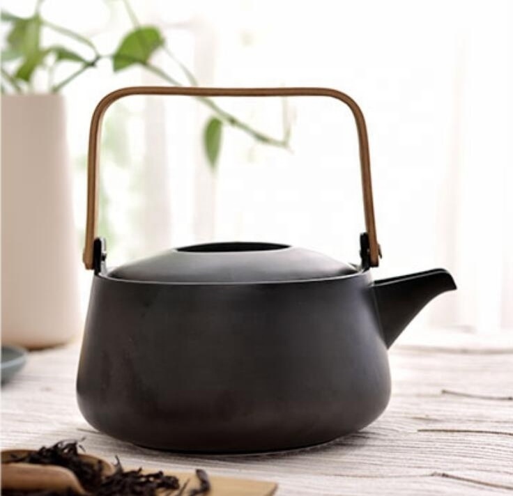 Japanese/korean style portable ceramic teapot with wooden handle for tea brewing