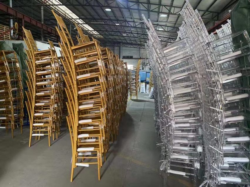 Wholesale Metal Gold Stackable Event rent party clear sillas chivari chair metal wedding chiavari throne chairs With Cushion