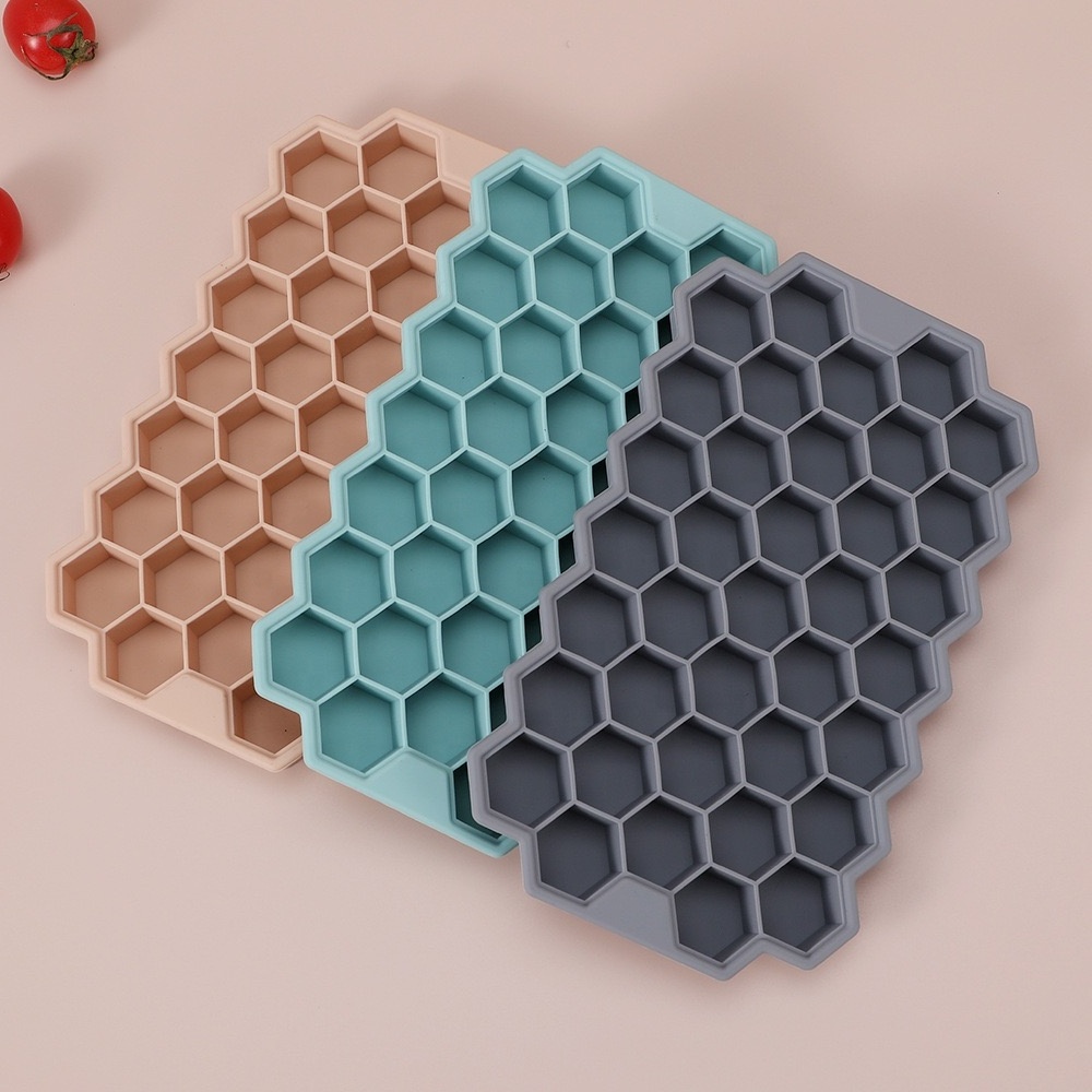 Wholesale Food Grade Silicone Ice Cube Maker 37 Honeycomb Ice Cube Tray With Lid Silicone Ice Cube Mold Moulds