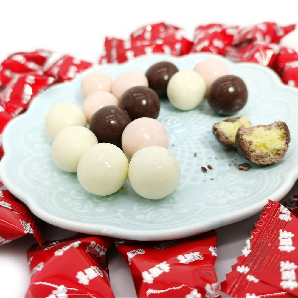 Hot Sales Kids' Favorite Snacks Strawberry Balls Candies Supplier OEM ODM Customized Milk Chocolate Balls Candy In Buckets