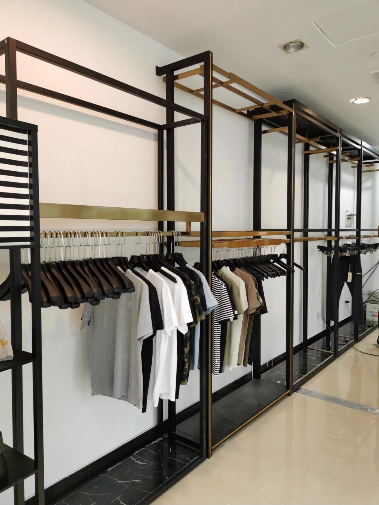 Boutique Gold Wall Mounted Hanger Racks Garment Luxury Clothes Stand Black Wall Clothing Rack