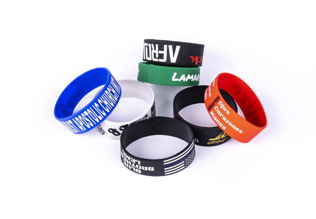 2021 hot custom logo in injected rubber bracelet wristbands buy fitness tracker silicone wristband