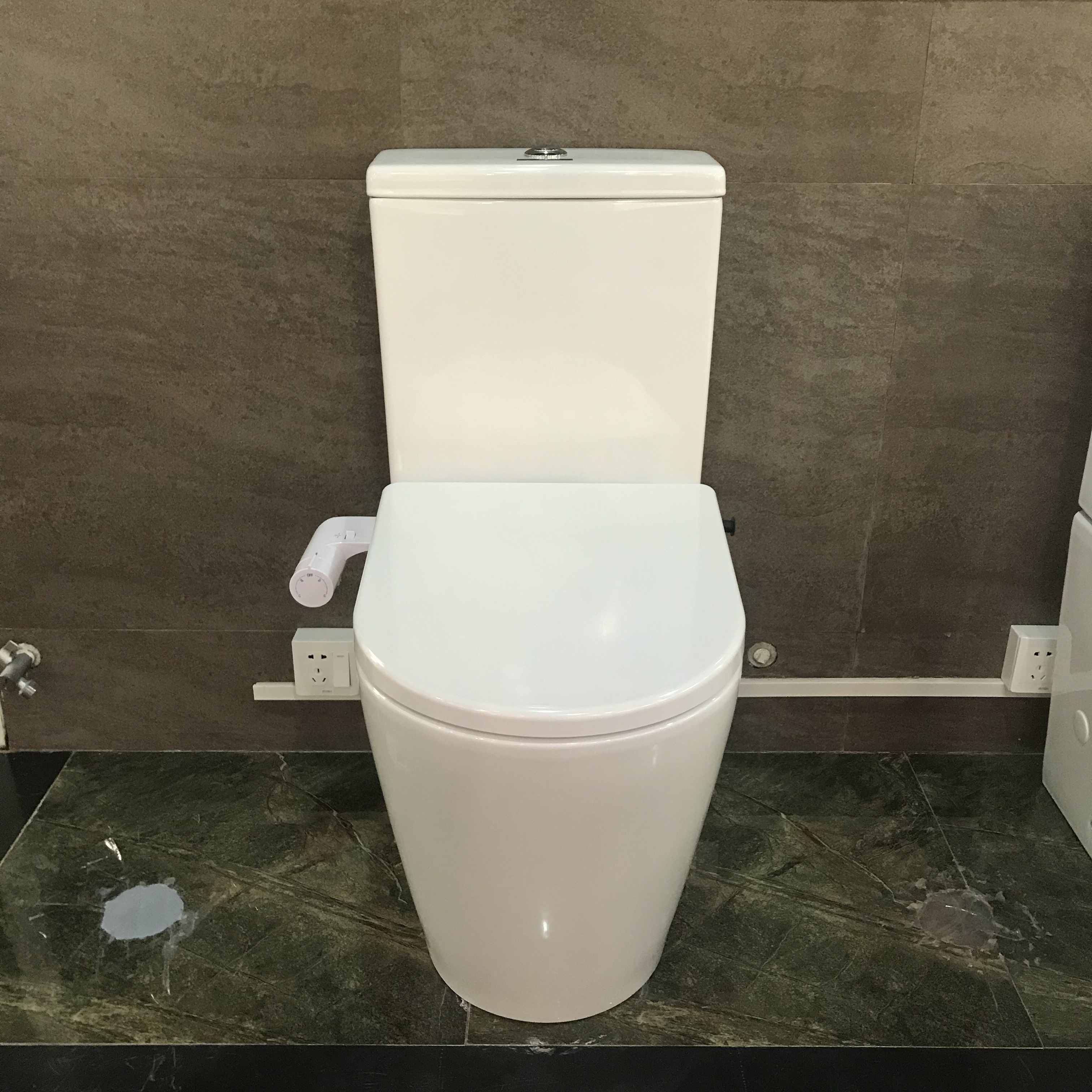 European Standard Comfort Height  Ceramic Bathroom Closed Coupled WC Toilets Luxury Soft Closing Seat Cover WC Toilet Bowl