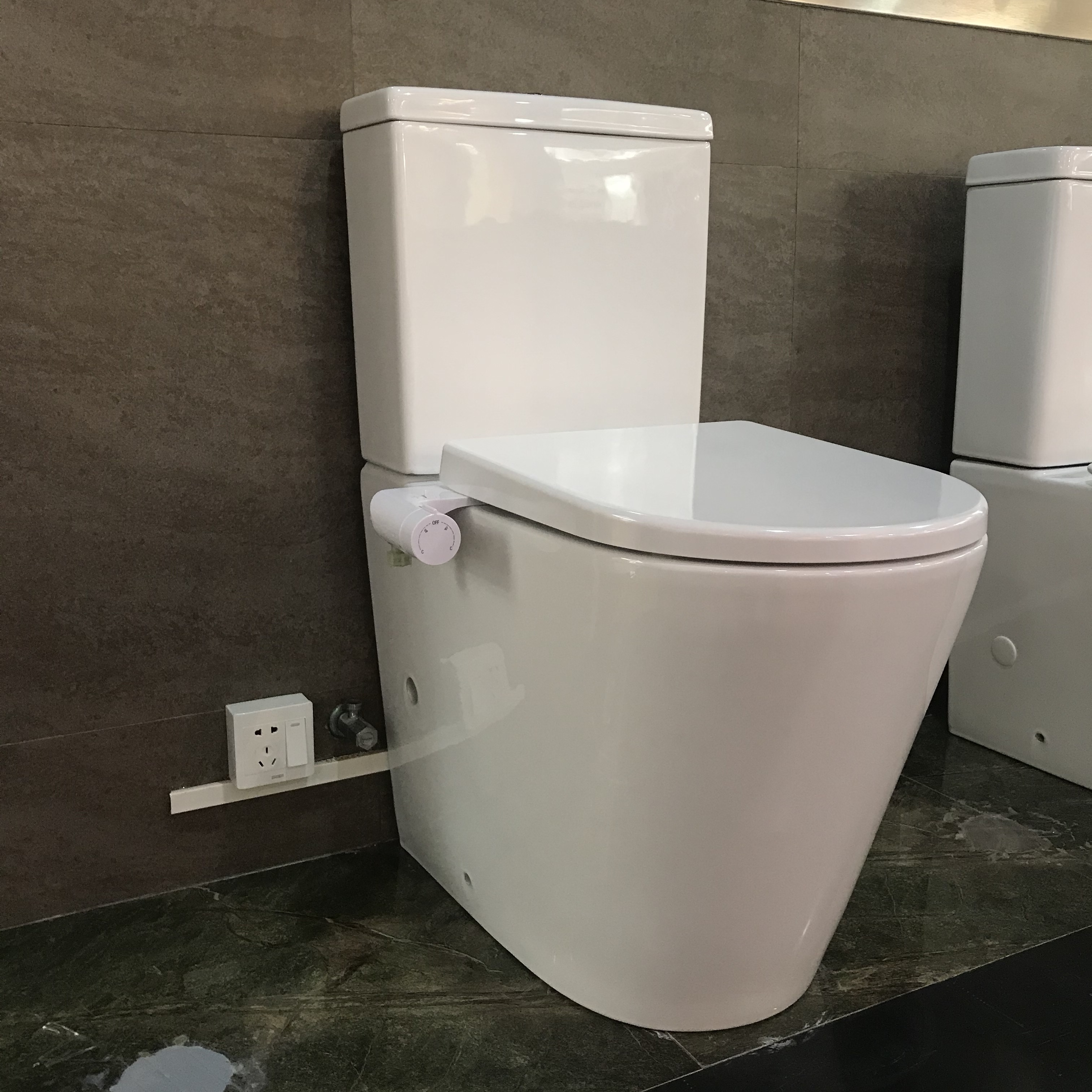 European Standard Comfort Height  Ceramic Bathroom Closed Coupled WC Toilets Luxury Soft Closing Seat Cover WC Toilet Bowl