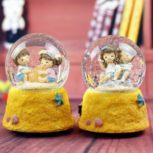 Hot Sell 80/100mm Beach Lovers Snow Globe Music Box with Light and Snow Pump Students Crystal Ball for Decoration