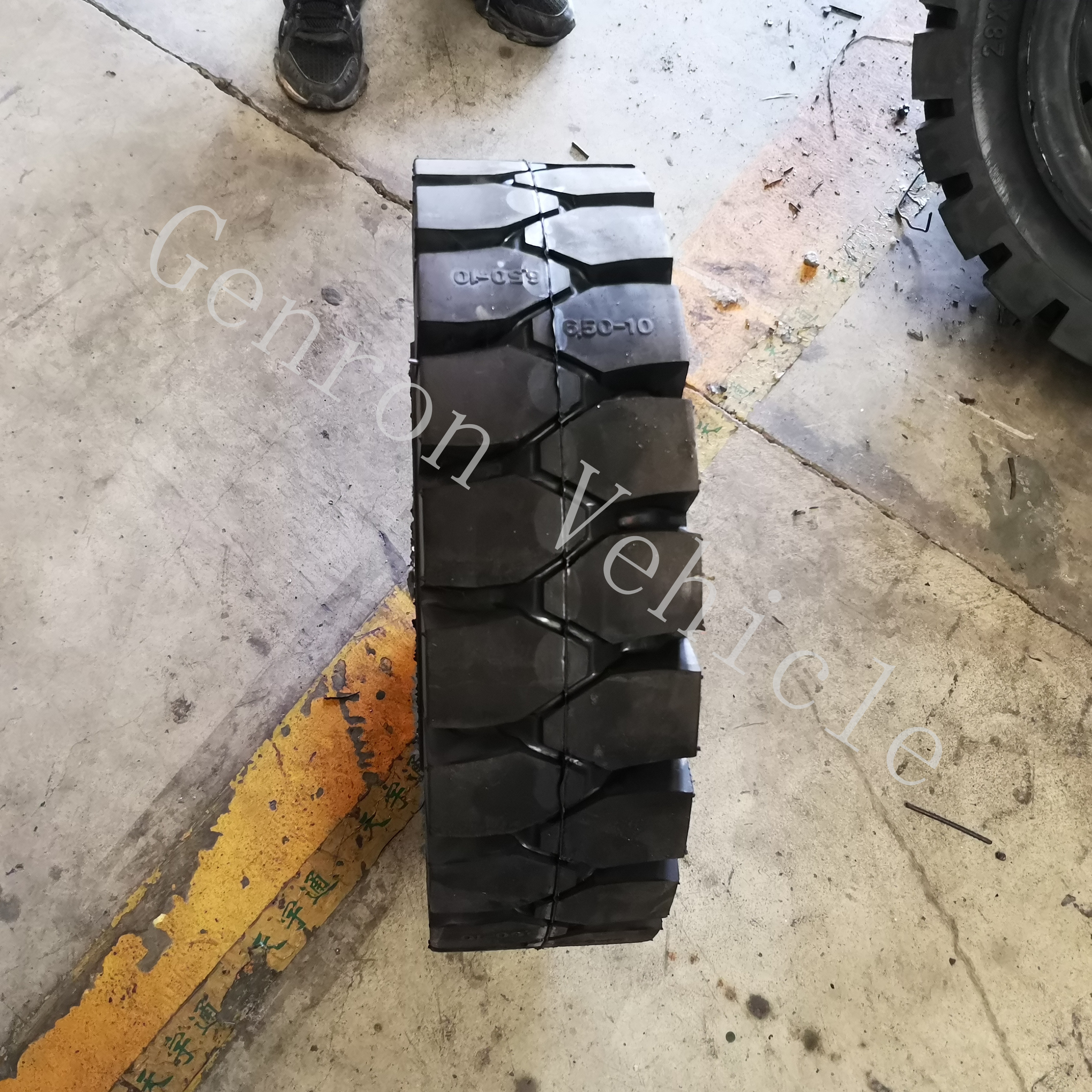 China semi trailer truck engineering tire for excavator and bulldozer