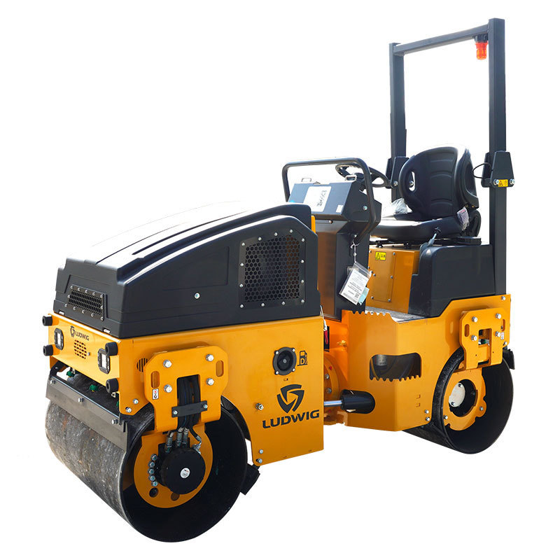 Compactor Roller Durable 1.5 Ton Hydraulic Ride On  Tire Road Roller with KUBOTA Engine