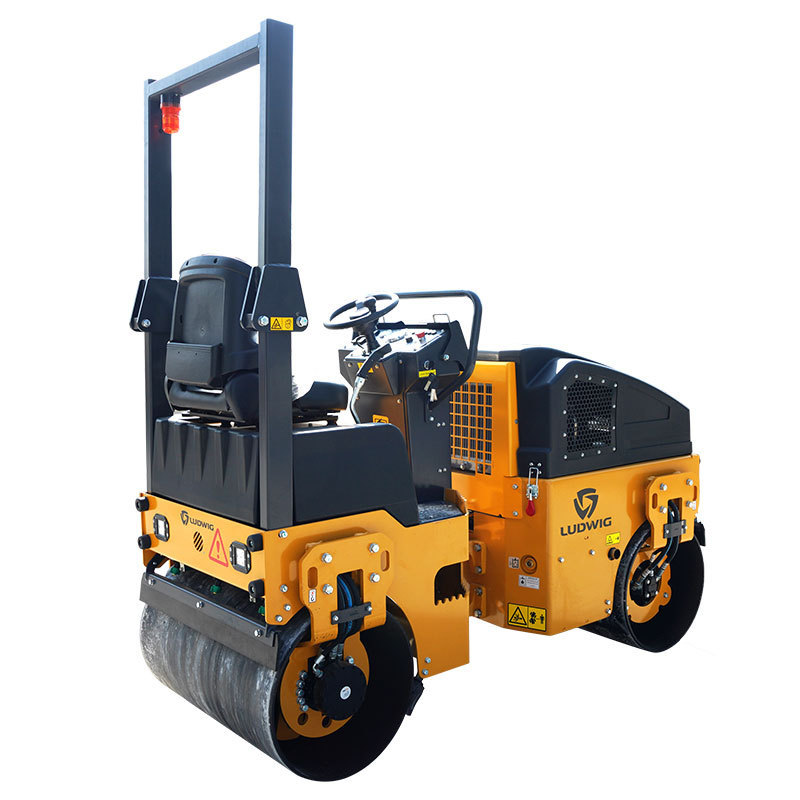 Compactor Roller Durable 1.5 Ton Hydraulic Ride On  Tire Road Roller with KUBOTA Engine