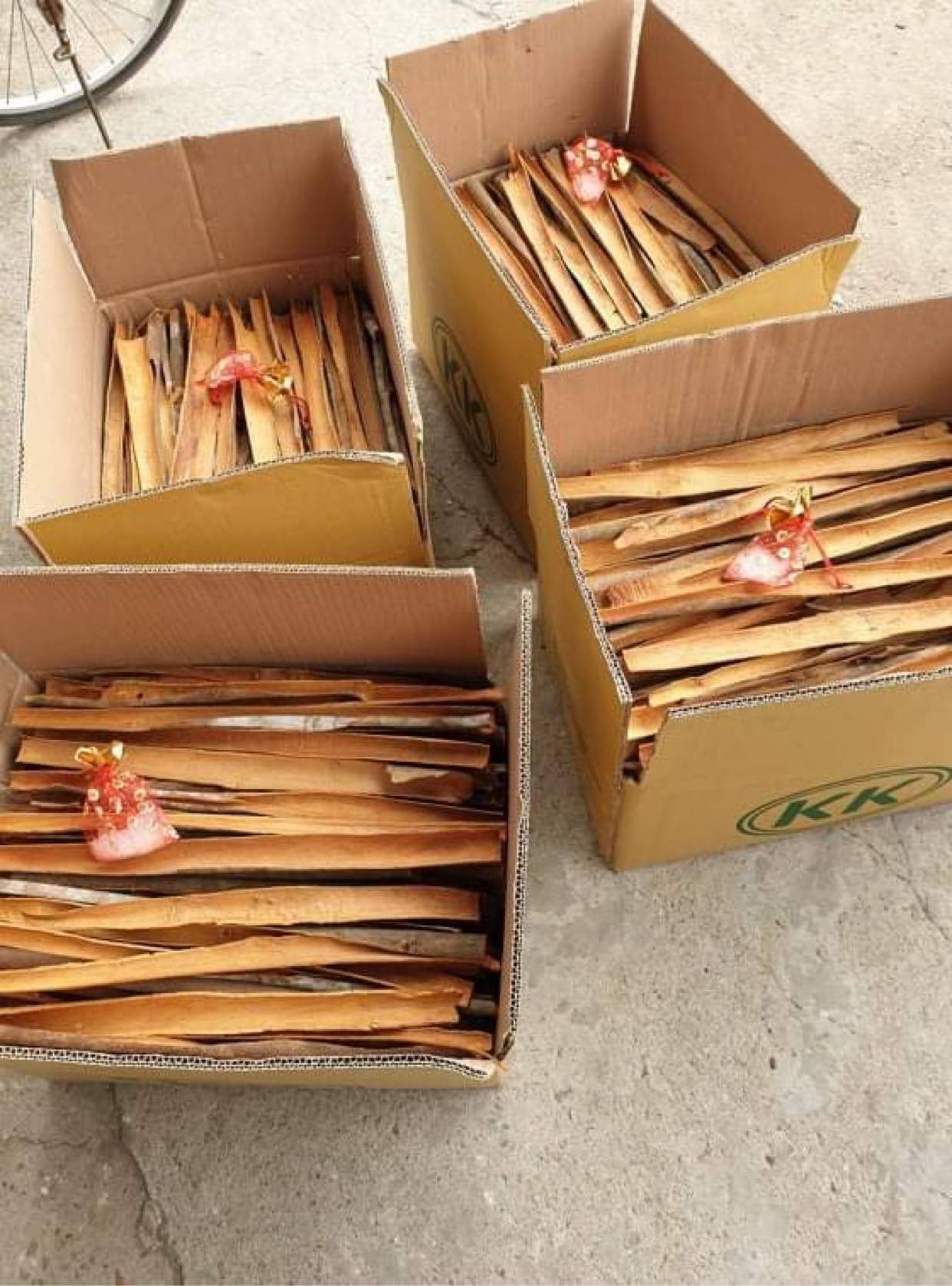 Cassia Tube Bulk packing dark brown color dried Cassia Sticks Vietnam Spices Natural Cassia Cinnamon