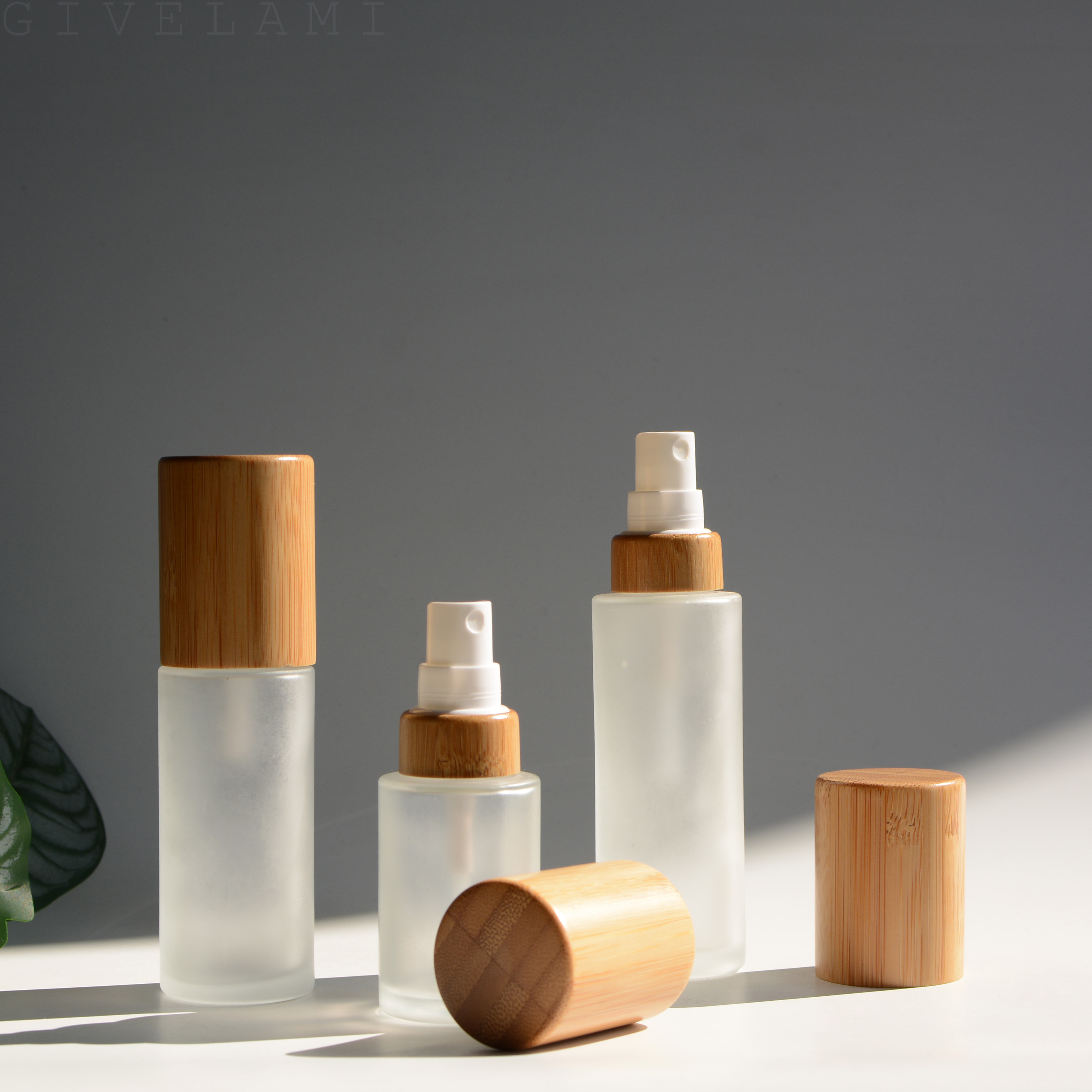 Luxury spray bottle 20ml 30ml 50ml 60ml 80ml 100ml 120ml matte glass spray all bamboo cap DIY logo room perfume spray container