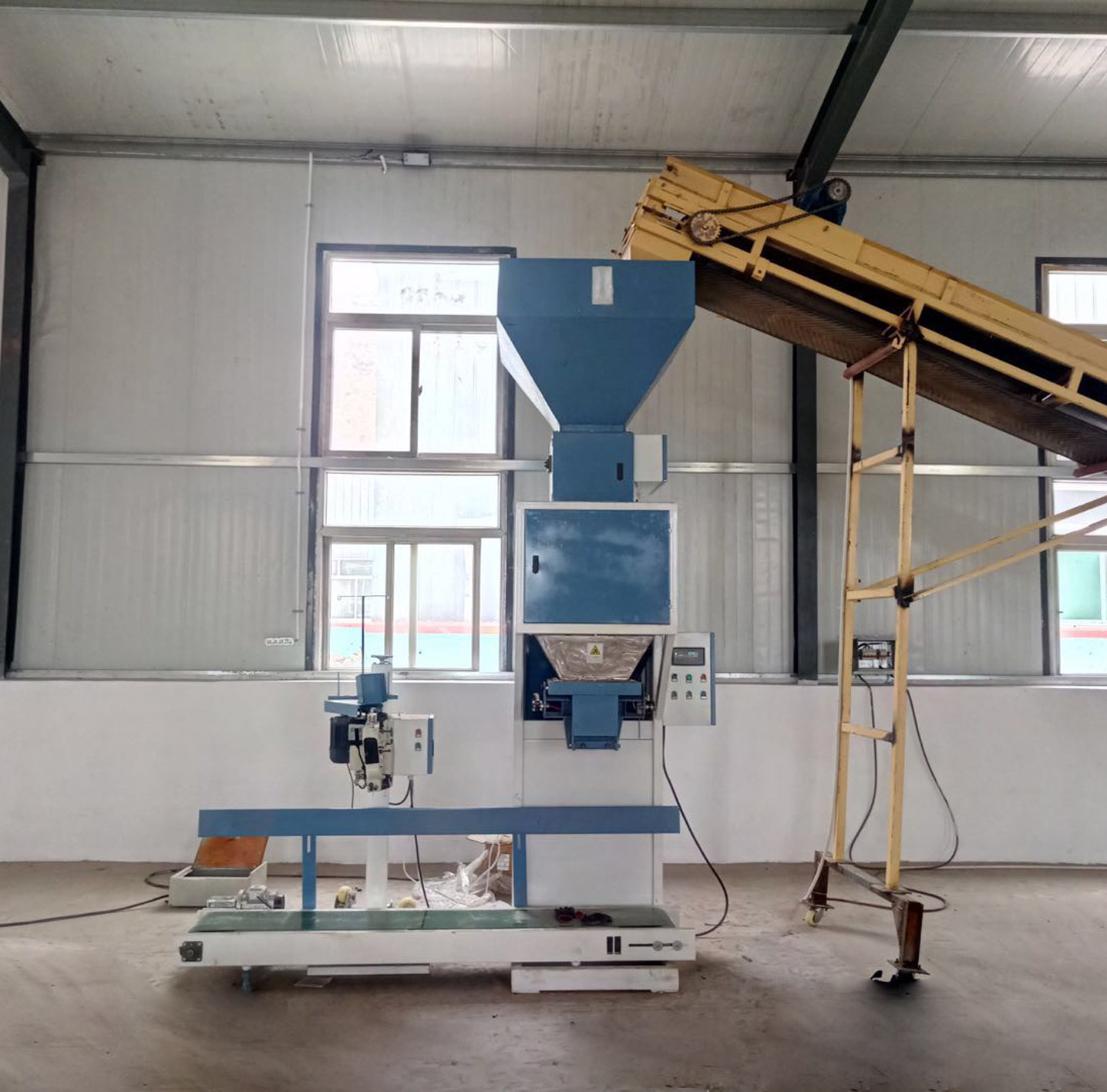 5kg 15kg 25kg 50kg Semi-automatic Weighing Packing Machine Seed Feed Powder Grain Silica Sand Compost Pp Pe Bag Packing Machine