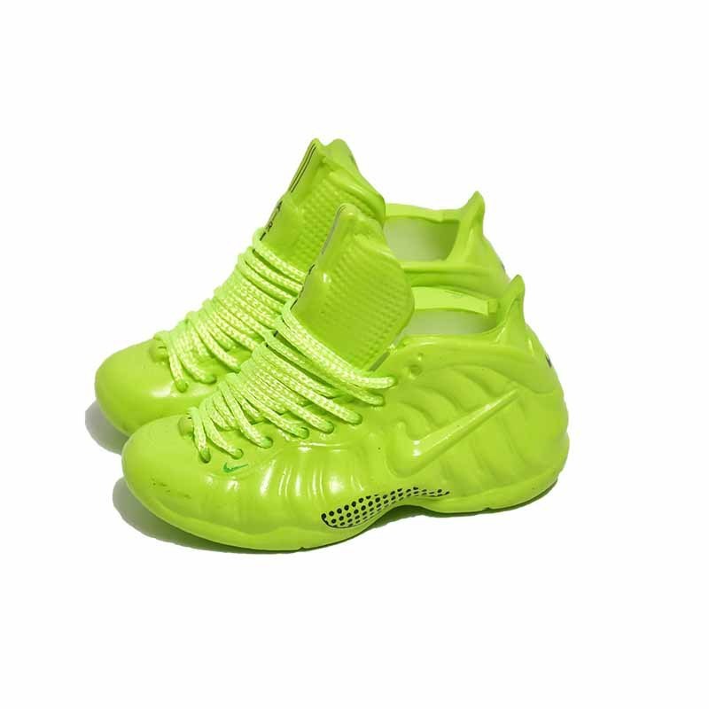 High quality 1/6 3d sneaker keychain air jordan1 yeezy AJ4 more than 2000 designs mini shoes keychain with box can customized