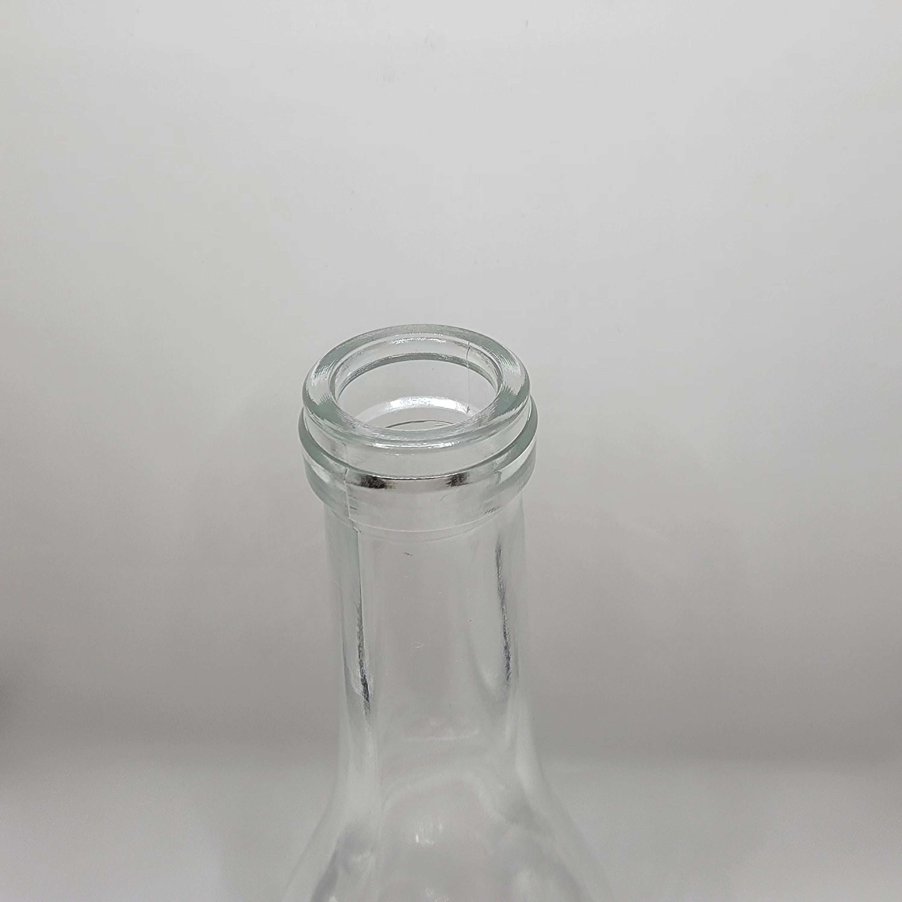 OEM Clear Glass Bottles: Round Design in Various Sizes - 375ml, 500ml, and 750ml, Ideal for Voss-Like Empty Mineral Water Bottle