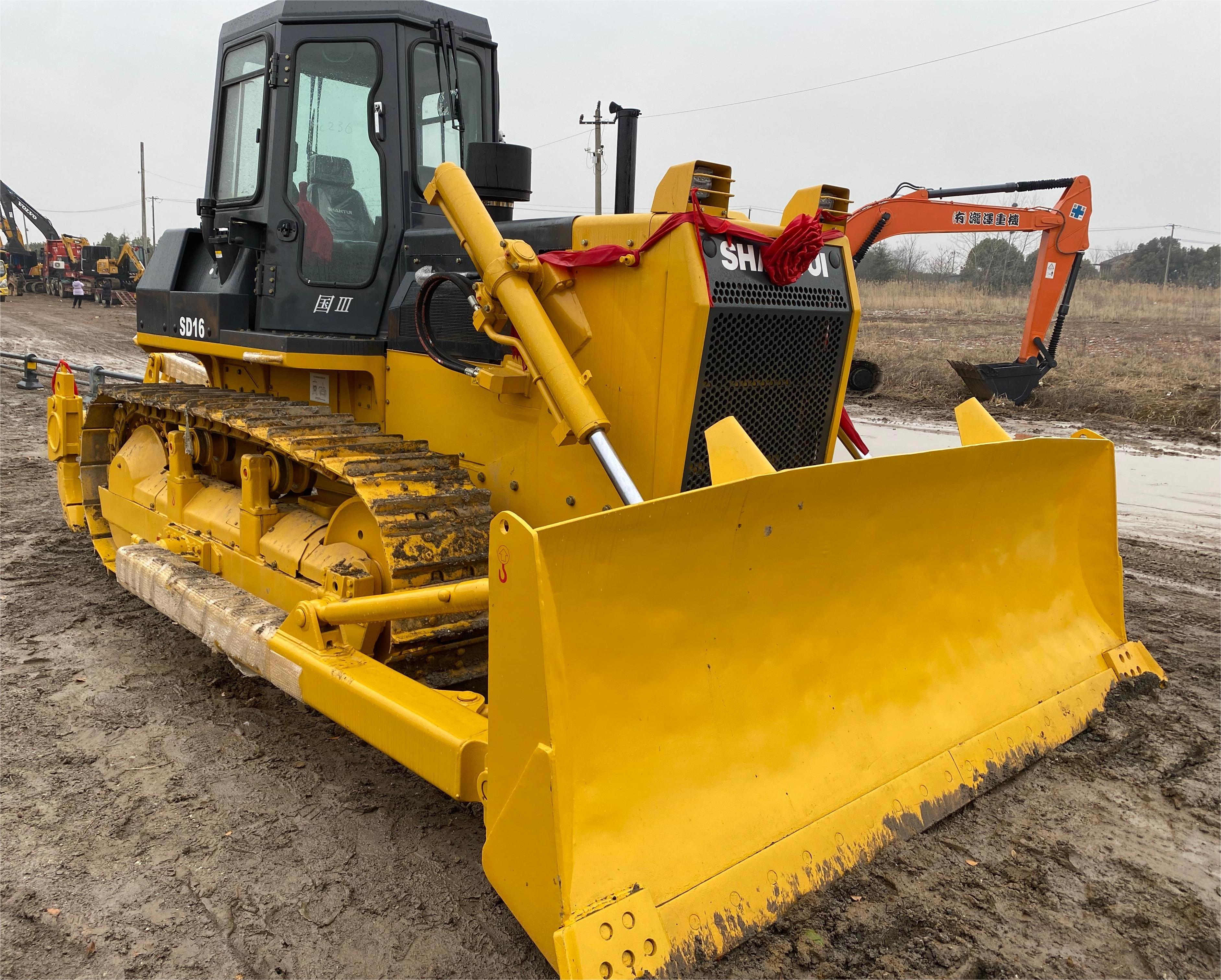 Low Price 17ton  Small and medium-sized   Used Shantui  SD16   Crawler Bulldozer  Dozer    for  bulldozing