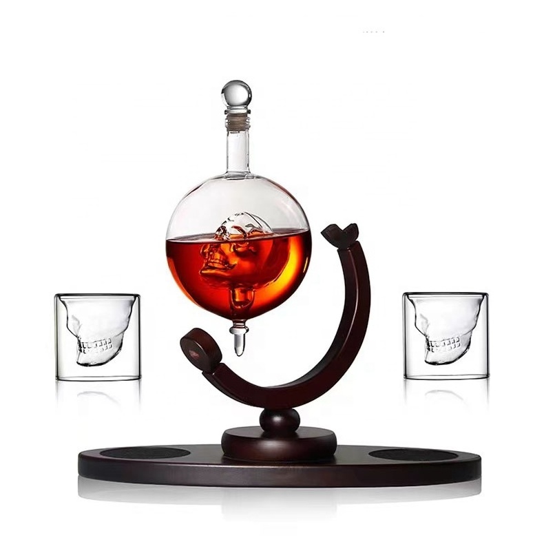 Skull-shaped Glass Globe Whiskey Decanter with 2 cups Glasses Dispenser with wooden Trays Wine Whiskey Glass Decanter