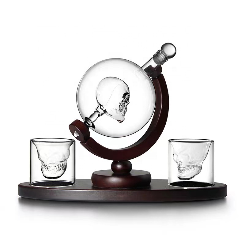 Skull-shaped Glass Globe Whiskey Decanter with 2 cups Glasses Dispenser with wooden Trays Wine Whiskey Glass Decanter