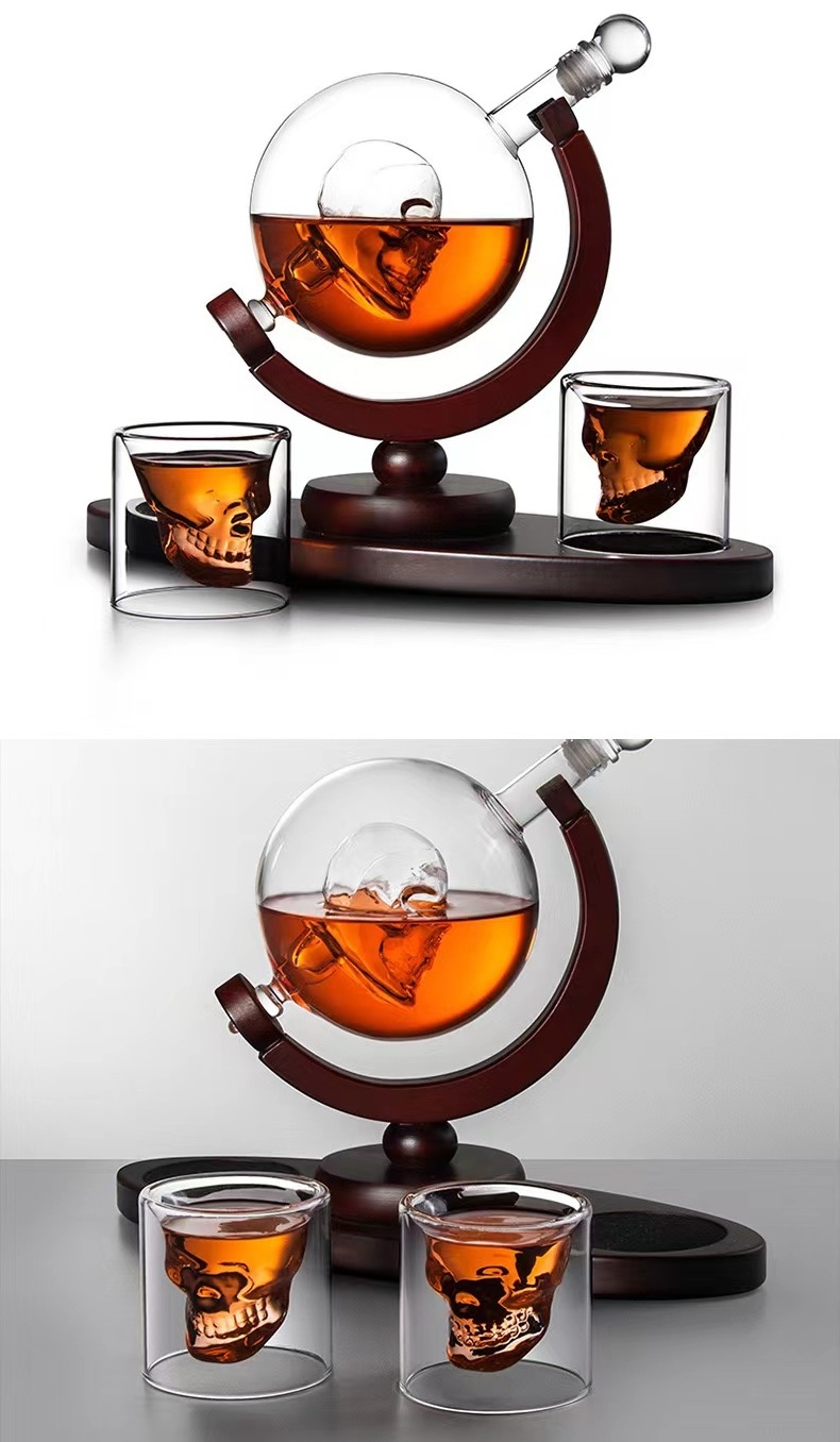 Skull-shaped Glass Globe Whiskey Decanter with 2 cups Glasses Dispenser with wooden Trays Wine Whiskey Glass Decanter