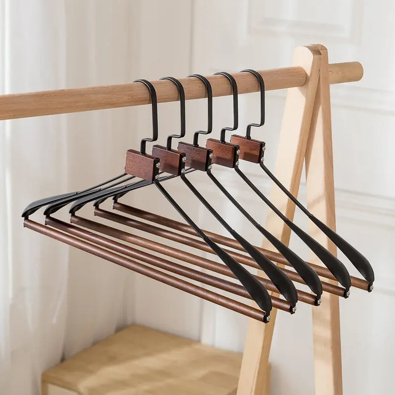 Modern household heavy duty hangers wholesale metal wide shoulder coat hangers