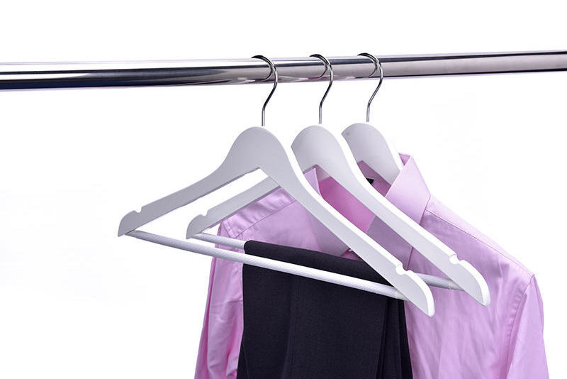 Hot sale shoulder notched wooden coat clothes hangers with suit trouser bar