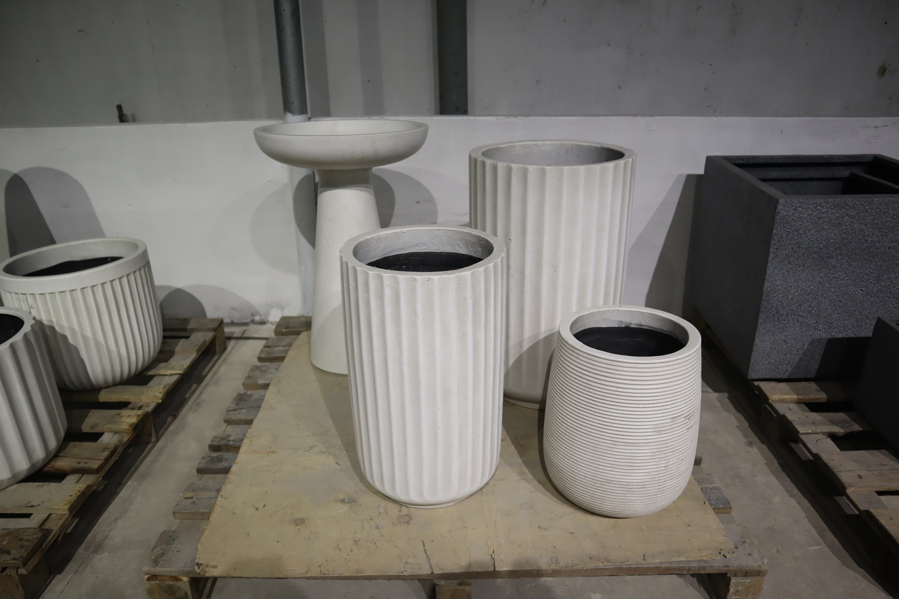 Wholesale polystone pot planters large garden planters pot indoor outdoor tall big size flower plant pot for decoration