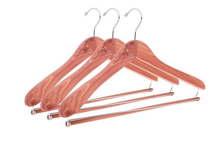 Cedar Wooden Suit Coat Hangers , Solid Red Cedar Wood Clothes Hangers with Non Slip Locking Bar