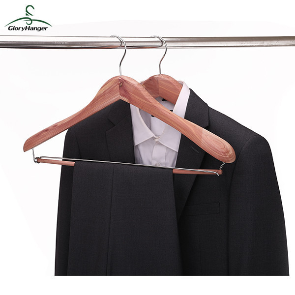 Cedar Wooden Suit Coat Hangers , Solid Red Cedar Wood Clothes Hangers with Non Slip Locking Bar