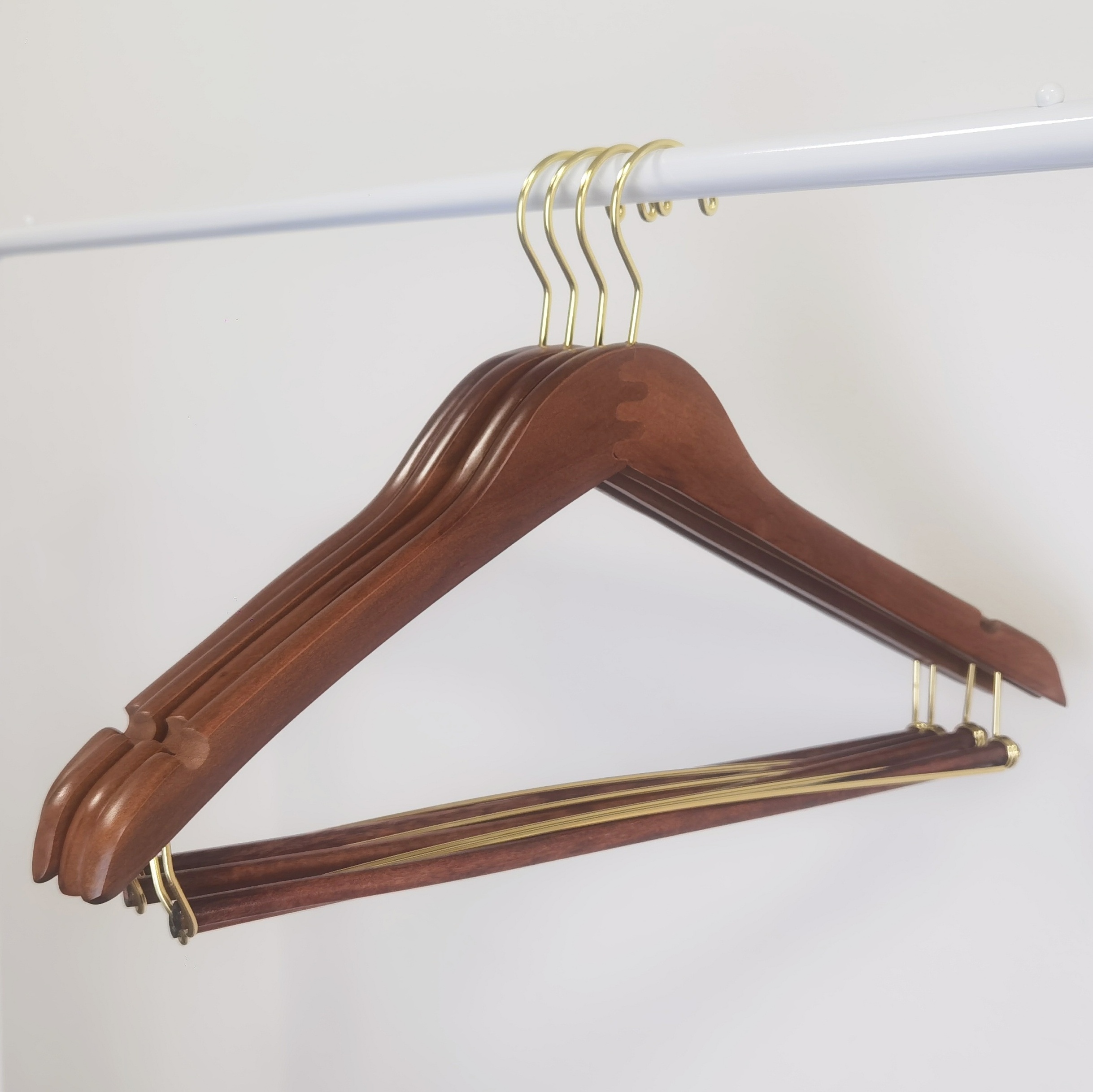 Wholesale Customized Logo Factory Price Curved Wooden Hangers Suit Coat with Locking Bar Gold Hooks