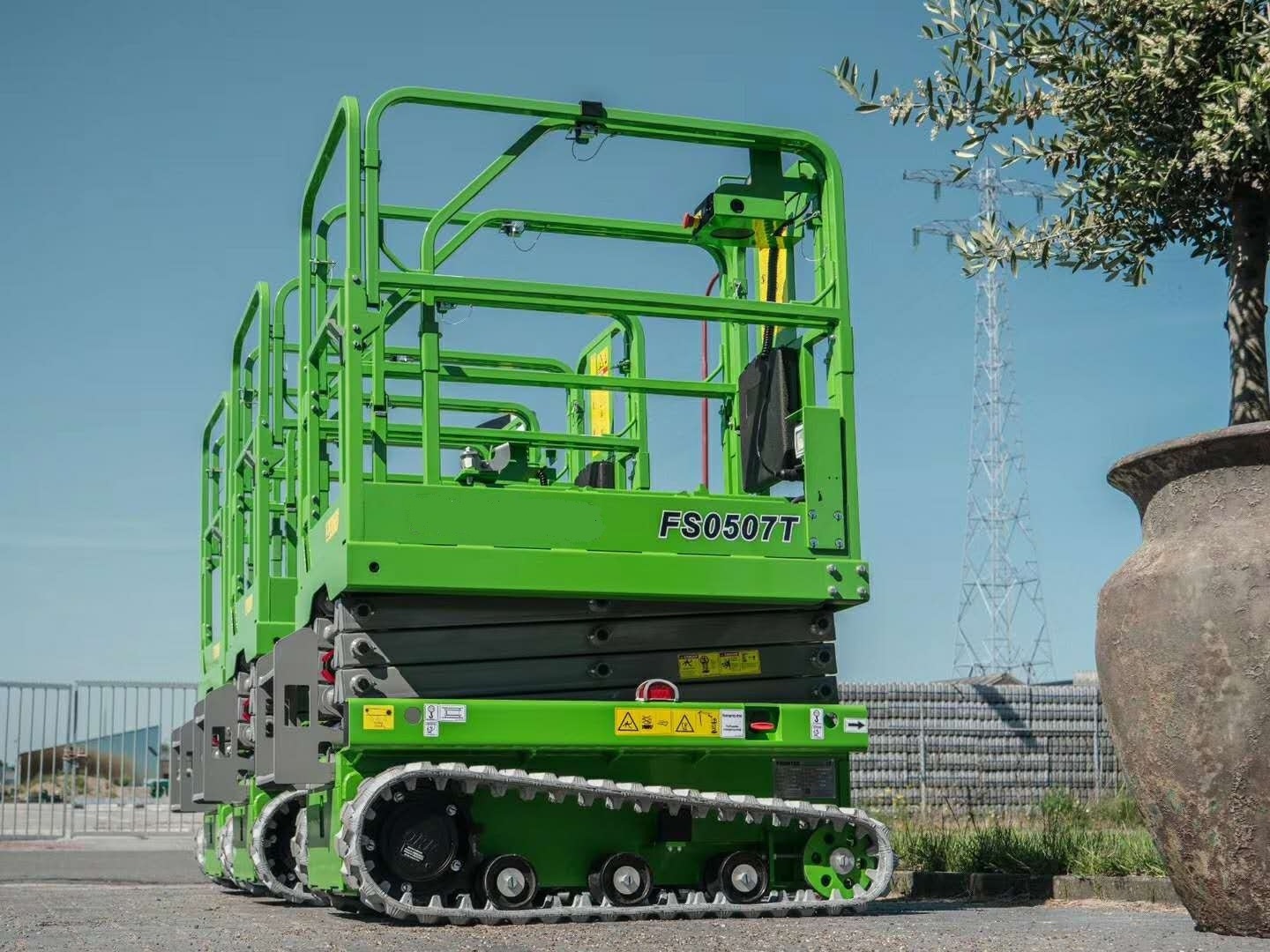 Outdoor tracked crawler rough terrain hydraulic electric scissor lift for sell