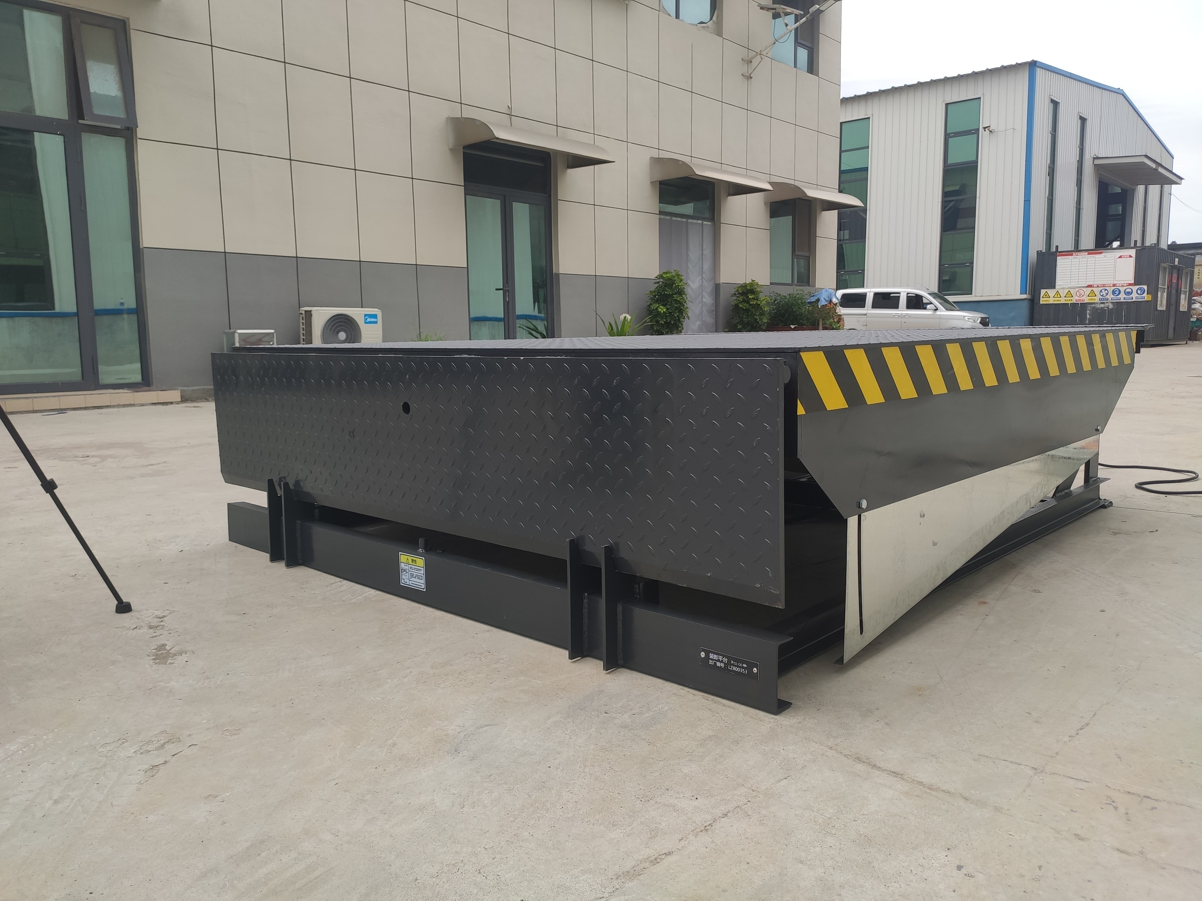 2024  hot sale  hydraulic fixed dock leveler  use pattern full plate warehouse doors -10Tons