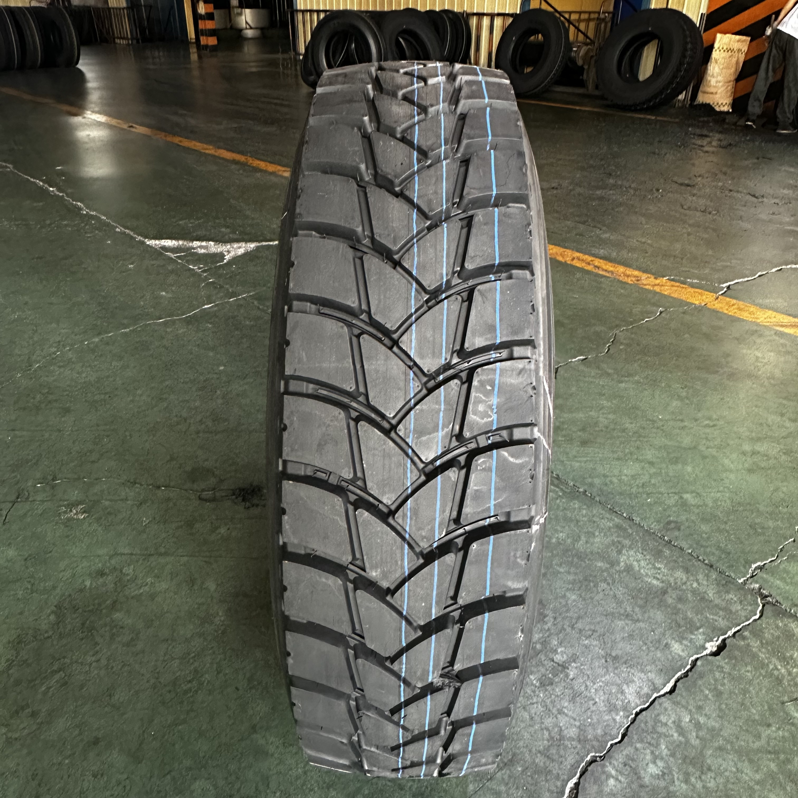 Truck Tyres 750r16 315 80 22.5 385 65R22.5 12r22.5 11R22.5 Radial Design 18PR Inner Tube Model Number 11.00r20 Size 295/80r22.5