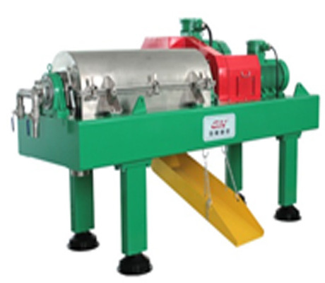 Decanter centrifuge for sludge dewatering