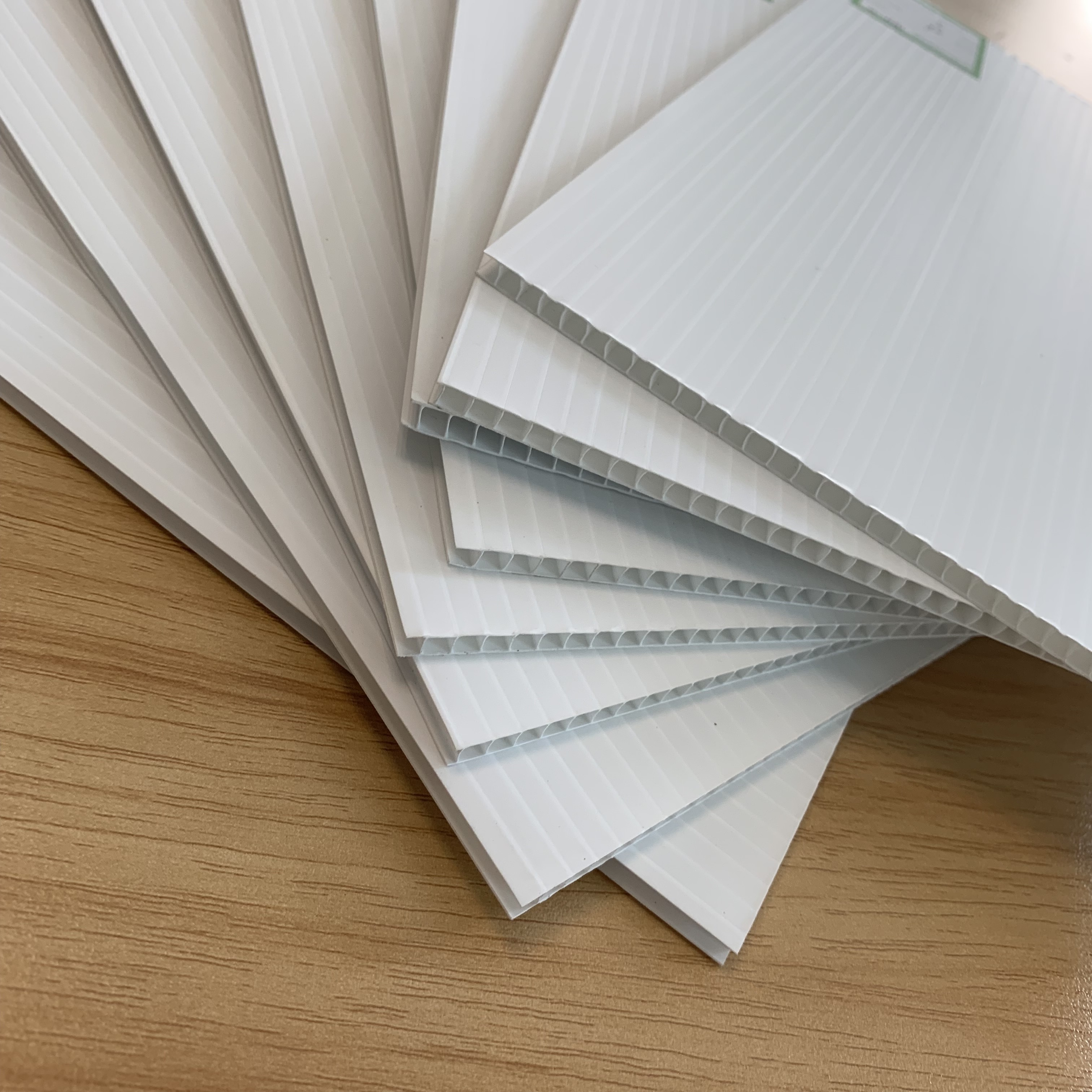 Recycled Wavy White Corrugated Plastic Roofing Sheets 4x8 Honeycomb Core Panel PP Hollow Board