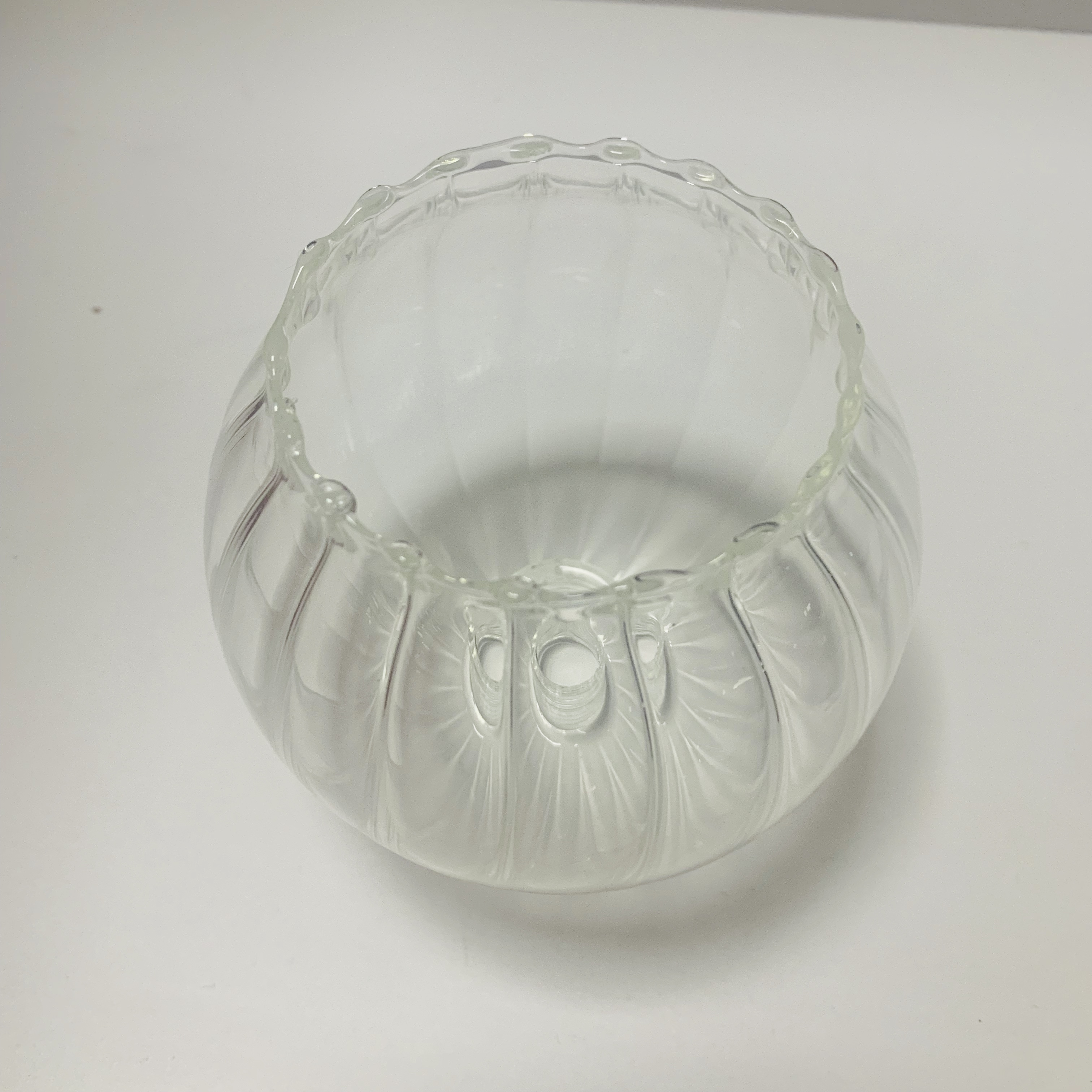 Custom Made Creative Borosilicate Glass Flower Edge Ribbed Glass Ball Lamp Shade with Internal G9 Thread