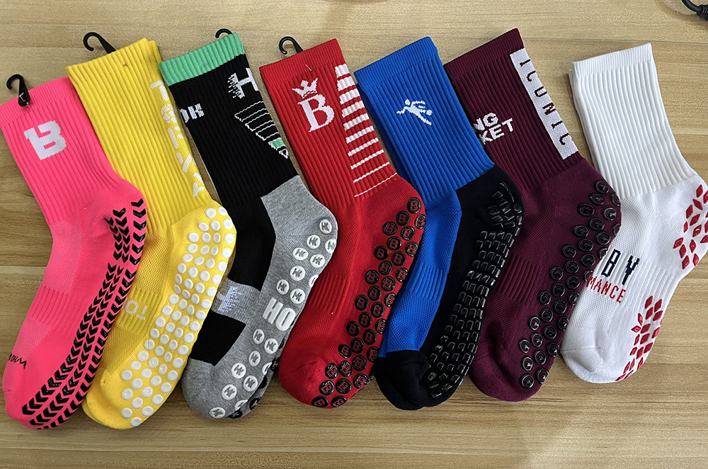 Custom Made Logo Anti Slip Socks for Kids Youth Men Non Slip Grip Sock Football Soccer Ankle Crew Long Athletic Sport Grip Socks