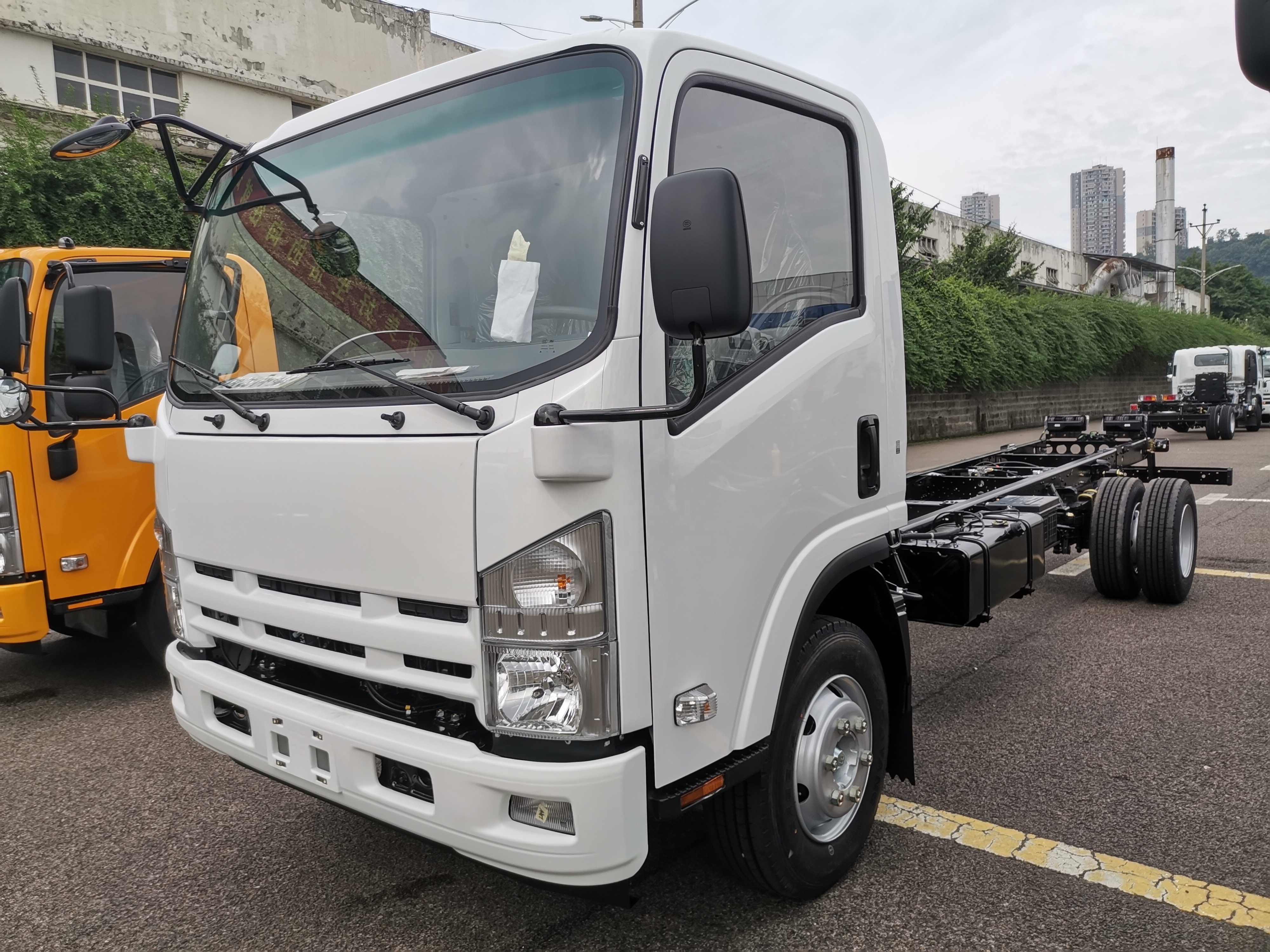 New Isuzu 6 ton NPR Isuzu cabin chassis truck