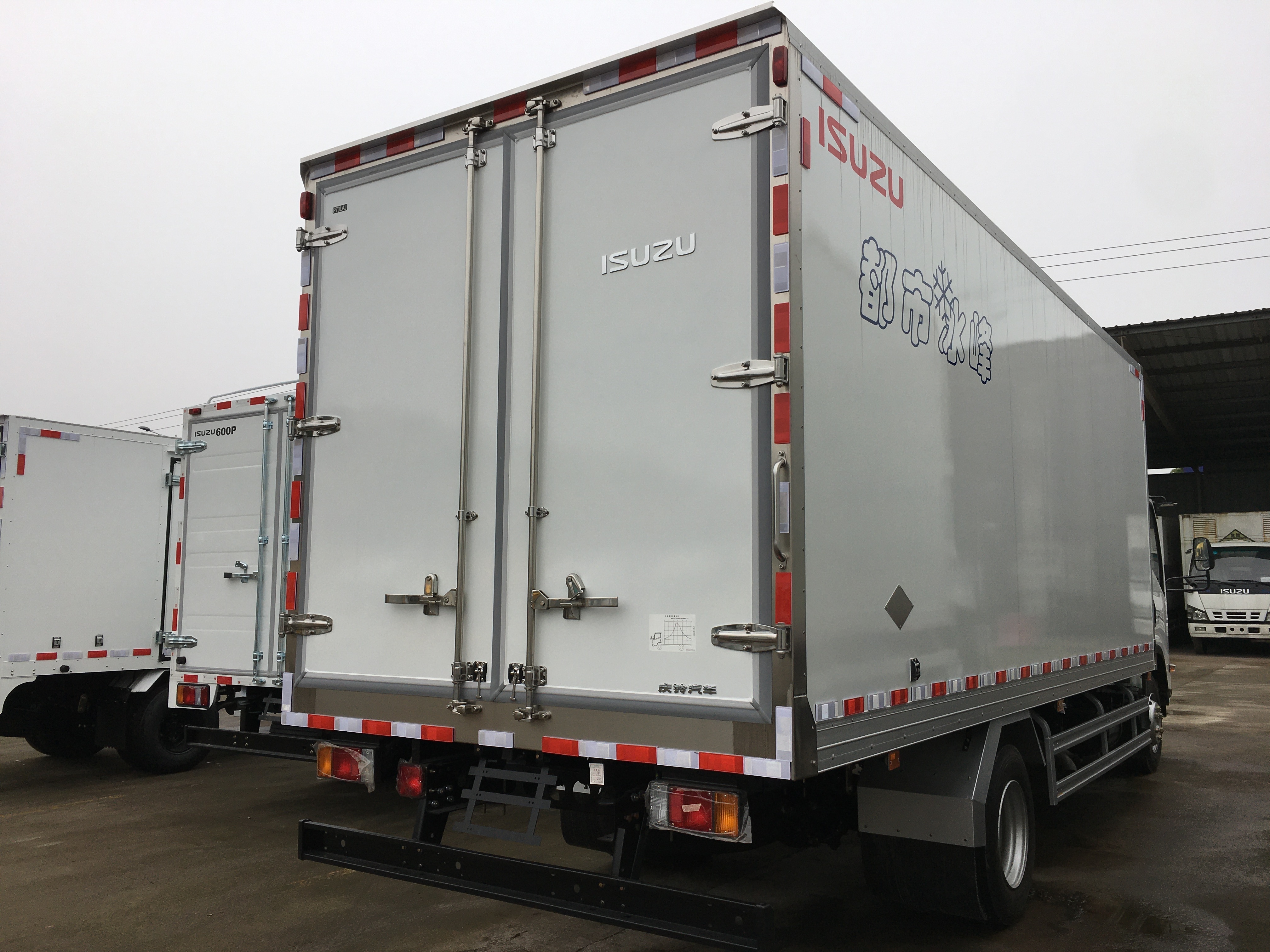 ISUZU FVZ refrigerated truck 6 wheels thermo king cooling system refrigerator trucks for sale