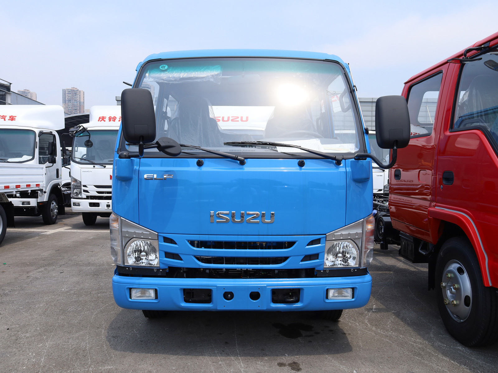 Left hand drive camion ISUZU mini camion 4x2 with best price cargo truck for sale